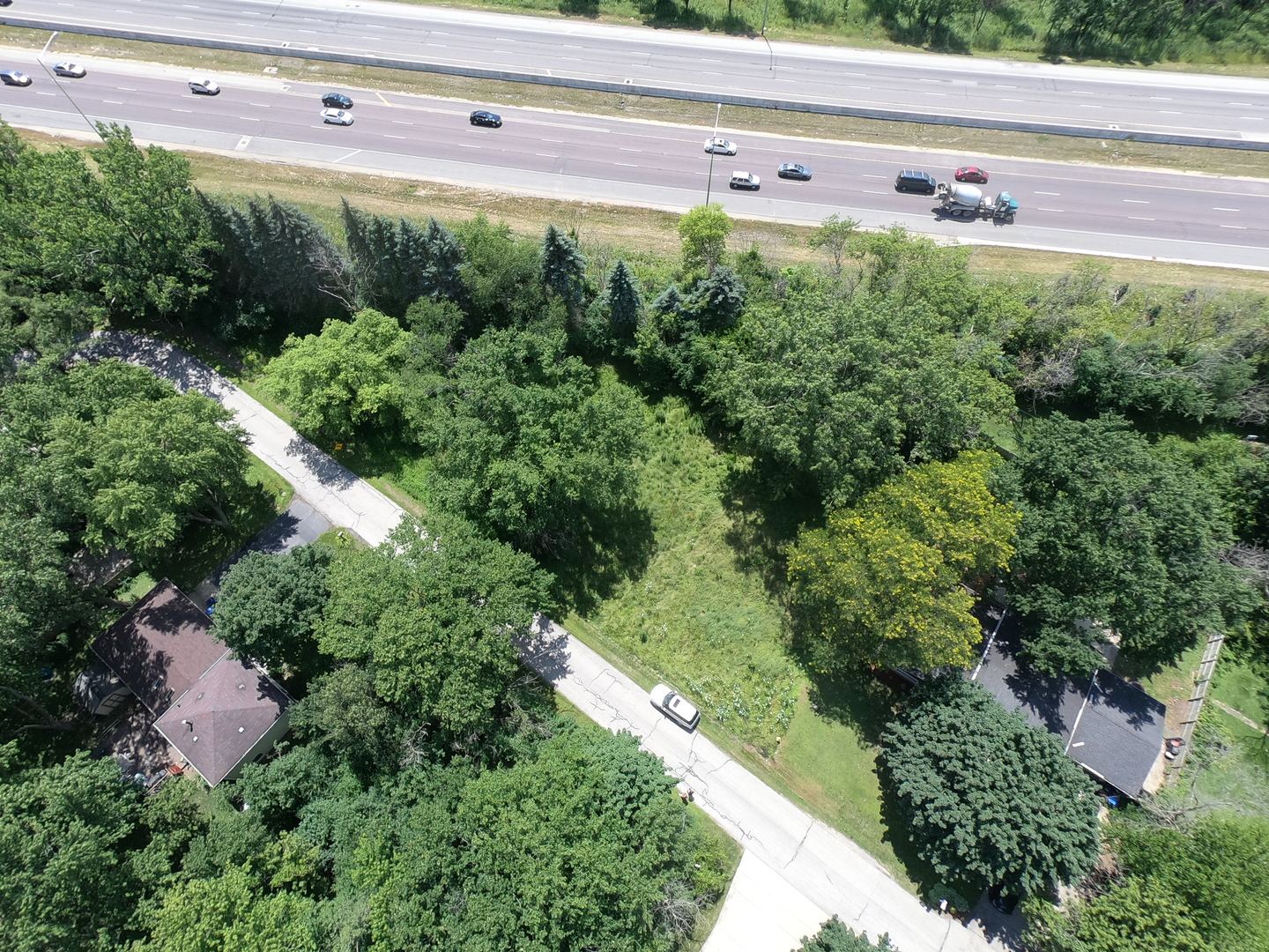 4N155 Niles Avenue Addison, IL 60101 - Photo 4 of 6 a view of a garden with a building