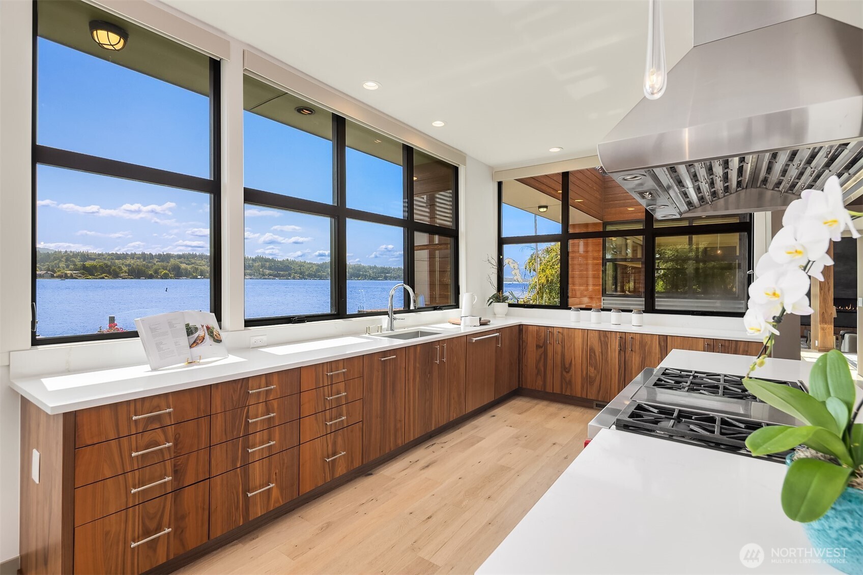 3840 East Mercer Way Mercer Island, WA 98040 - Photo 11 of 40