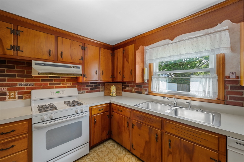 43 Rowena Street Worcester, MA 01606 - Photo 17 of 40