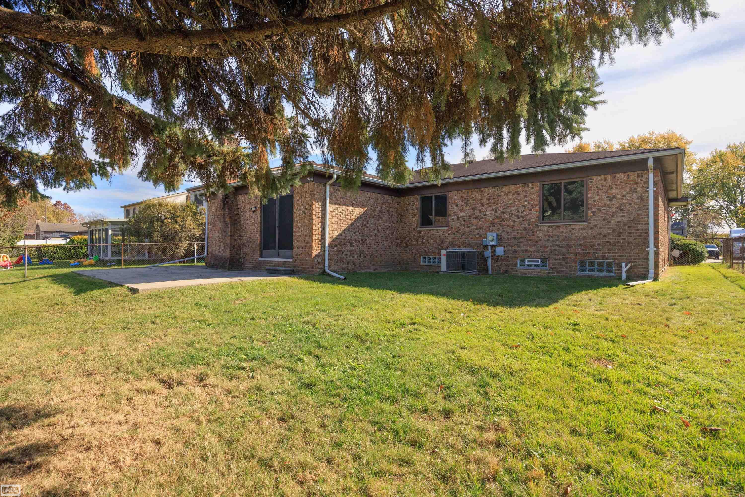 14235 Martin Road Warren, MI 48088 - Photo 23 of 25 50159742-e8196d32-b6aa-4358-bed4-9fc8e7bc841f.JPG