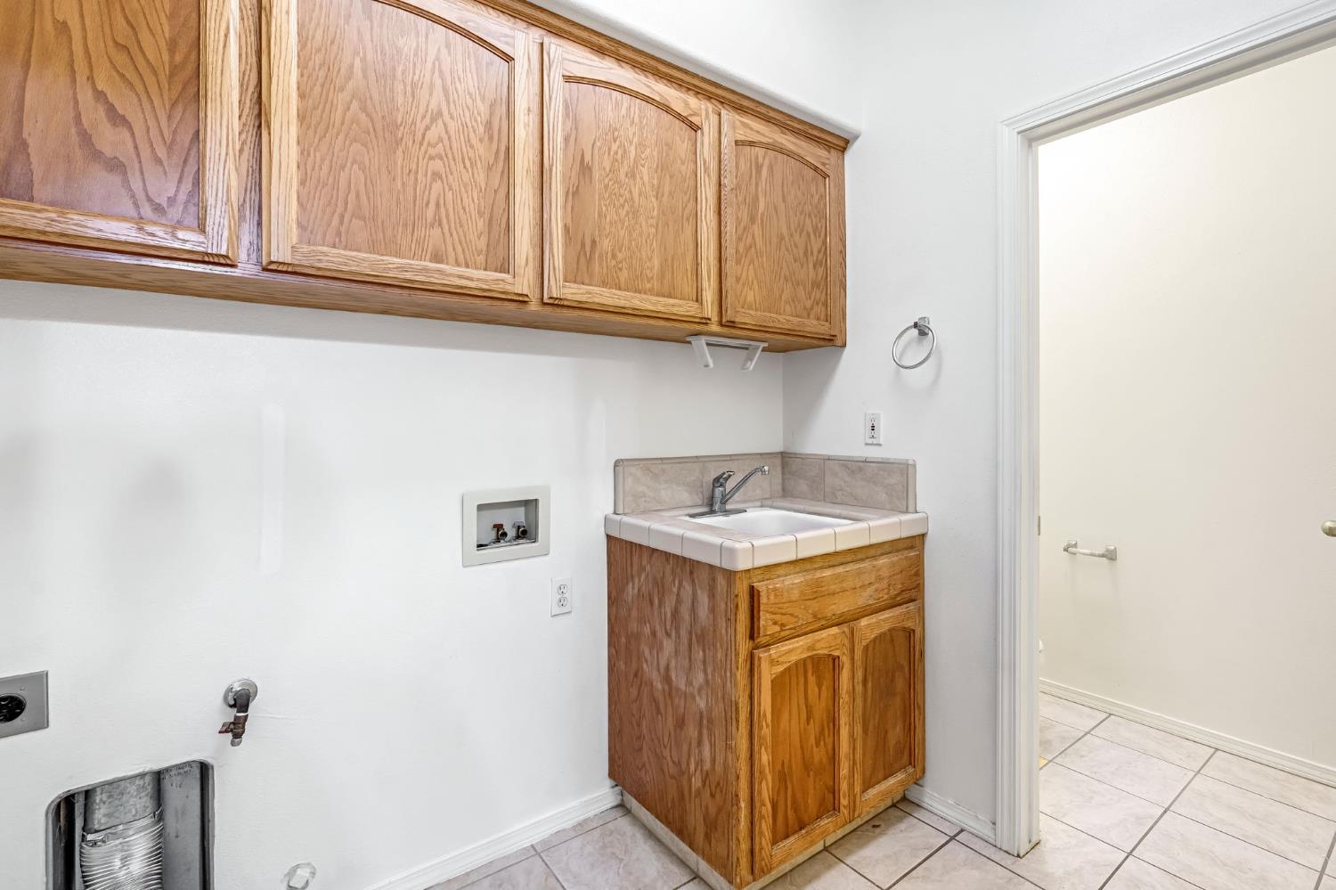 3410 Doubletree Way Madera, CA 93637 - Photo 21 of 34 a utility room with dryer and washer