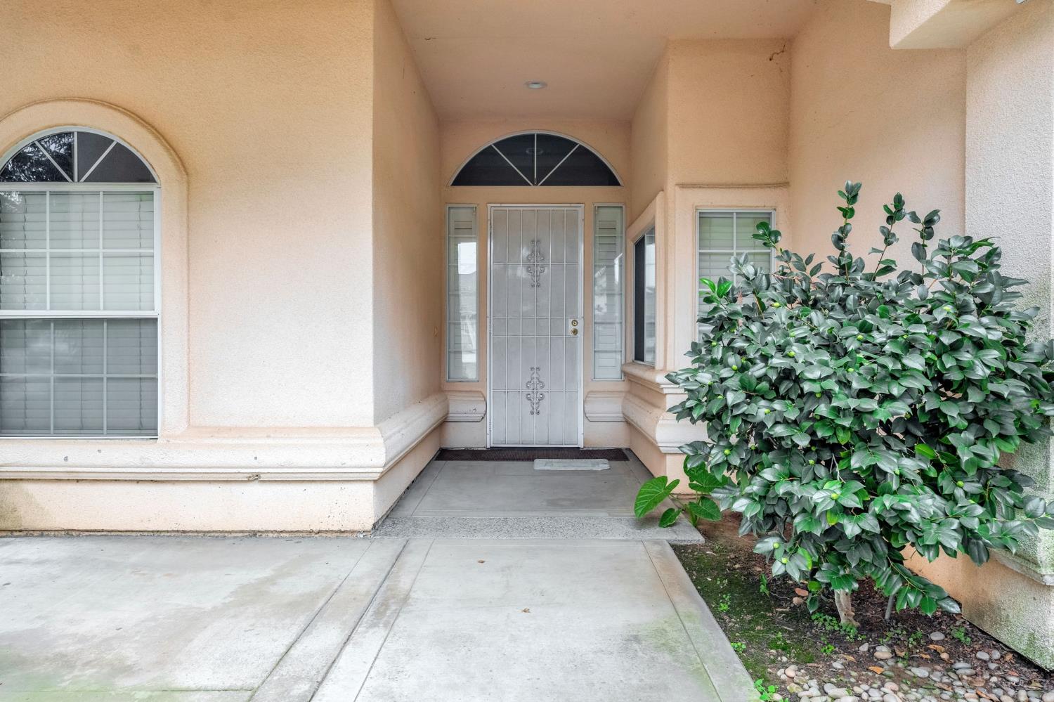 3410 Doubletree Way Madera, CA 93637 - Photo 4 of 34 a front view of a house with a yard