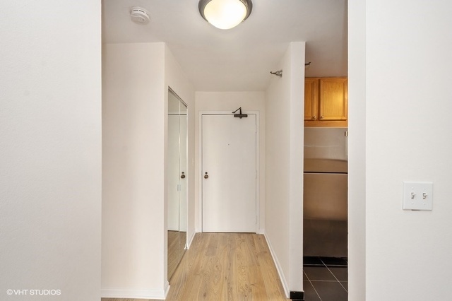 33 West Delaware Place, Unit 9H Chicago, IL 60610 - Photo 4 of 14