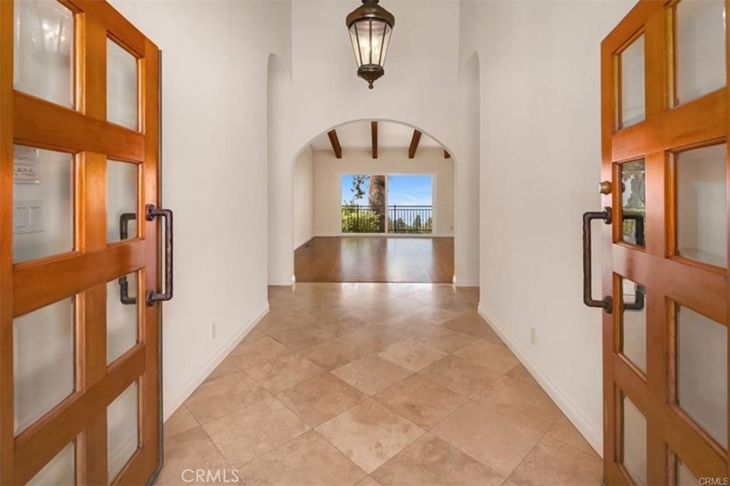 6866 Crest Road Rancho Palos Verdes, CA 90275 - Photo 3 of 7 Formal entry