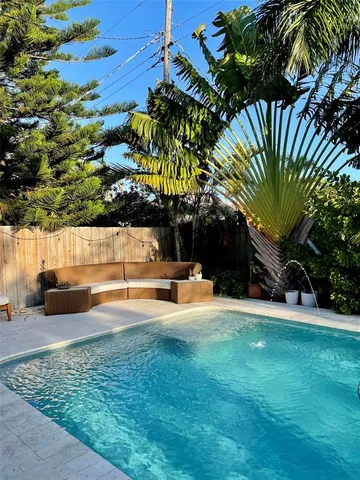 a view of a backyard