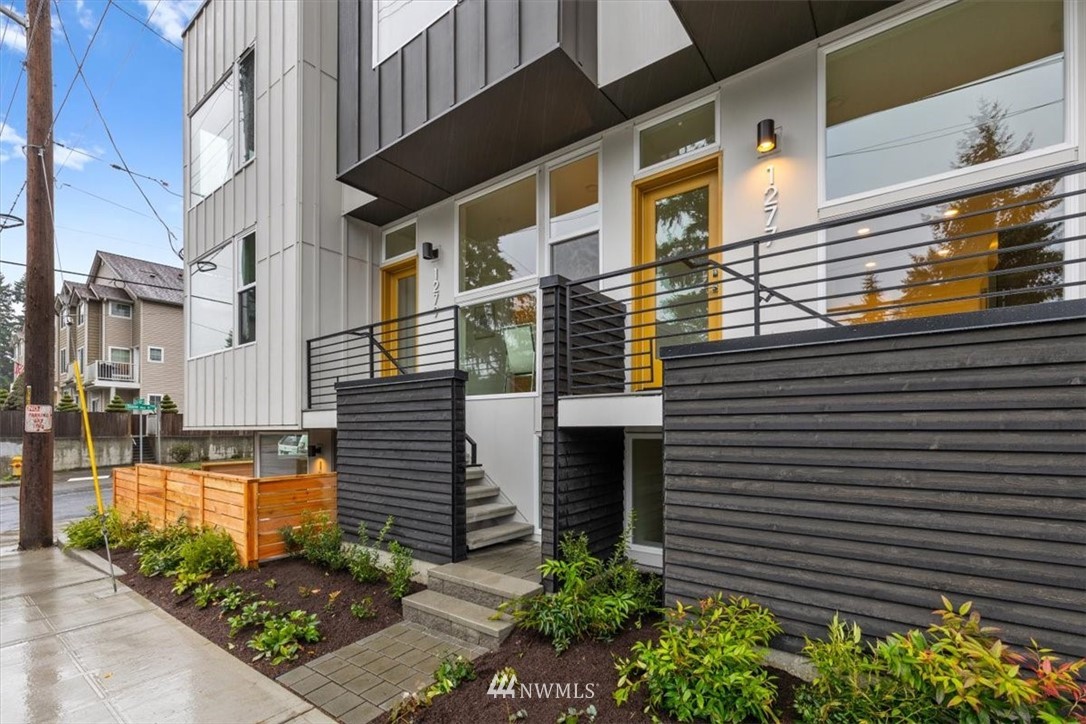 1271 North 145th Street Seattle, WA 98133 - Photo 3 of 32 a front view of a building with a garden