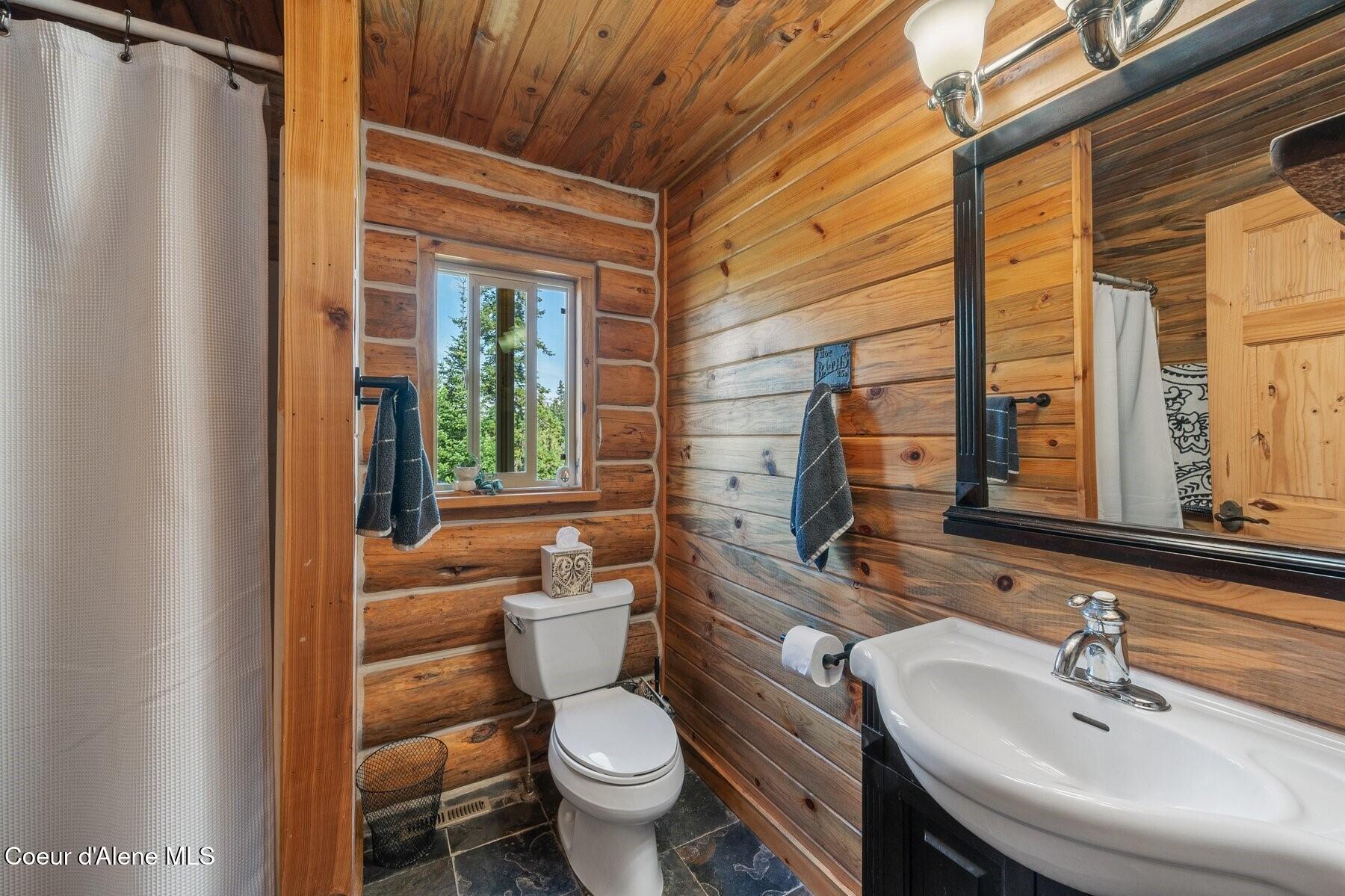 124 Brown Creek Road Naples, ID 83847 - Photo 11 of 65 Main Level Bathroom