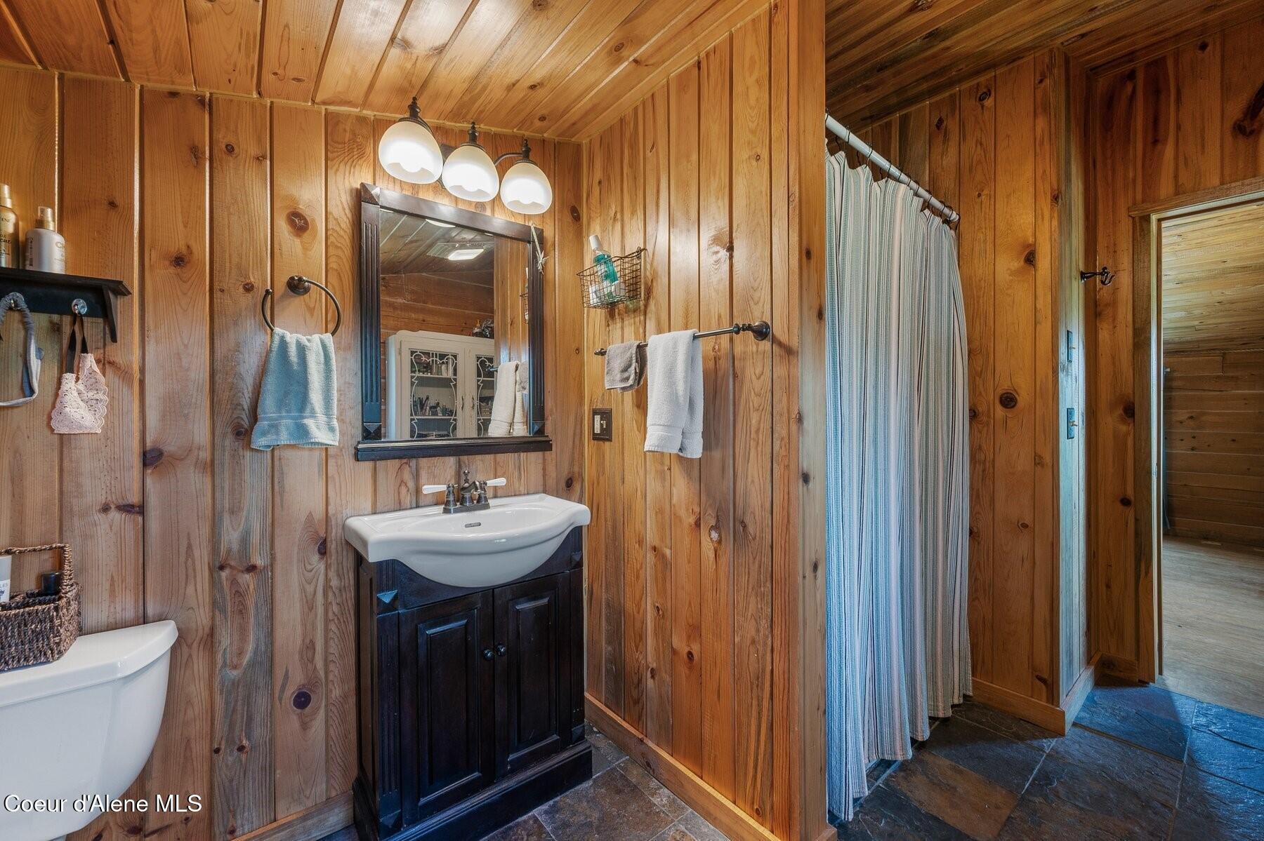 124 Brown Creek Road Naples, ID 83847 - Photo 19 of 65 En Suite Bathroom