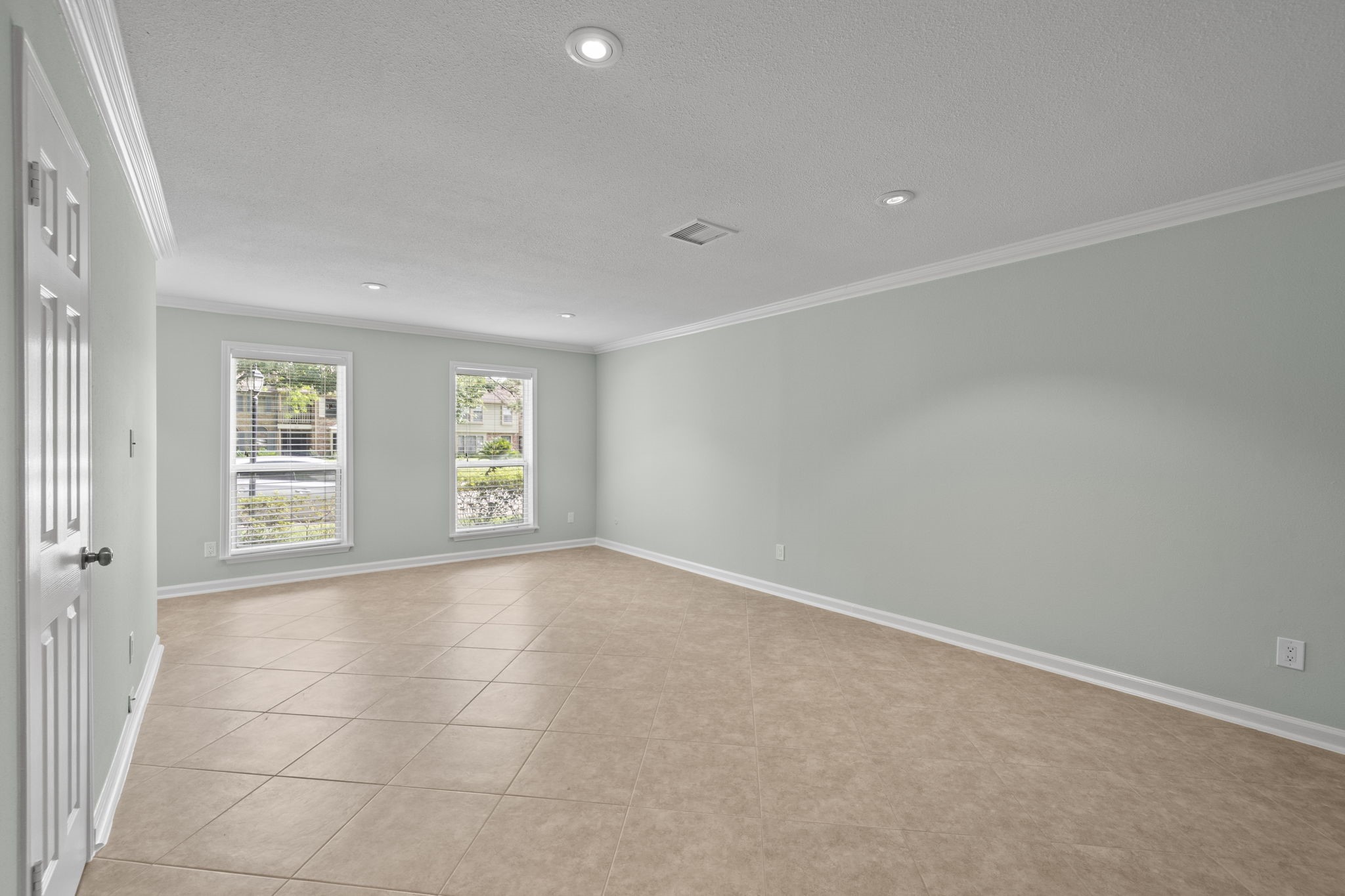 5801 Lumberdale Road, Unit 132 Houston, TX 77092 - Photo 10 of 33 Open-concept living room with abundant natural light.
