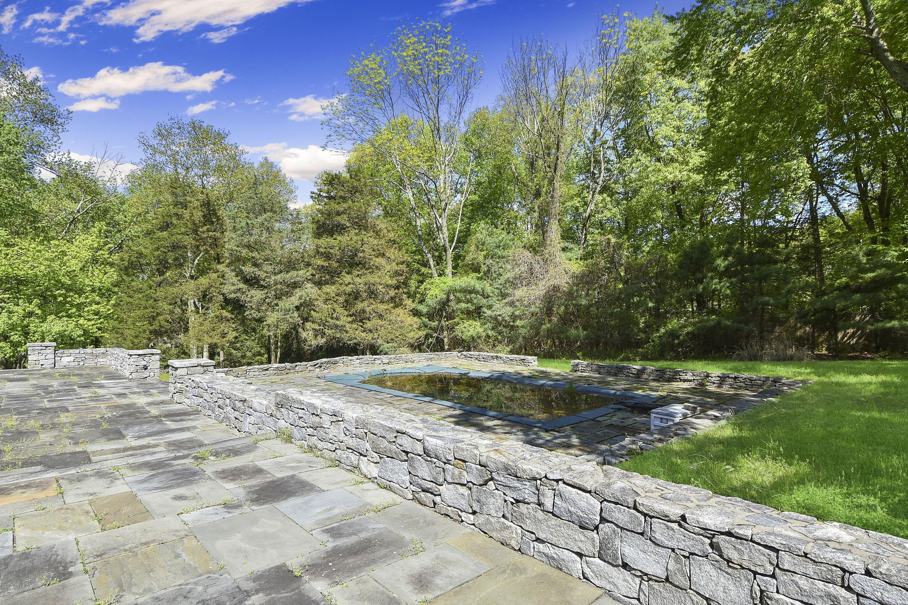 1 Tinker Lane Greenwich, CT 06830 - Photo 30 of 30 a view of a backyard of a house