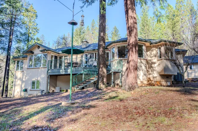 a view of house with a yard