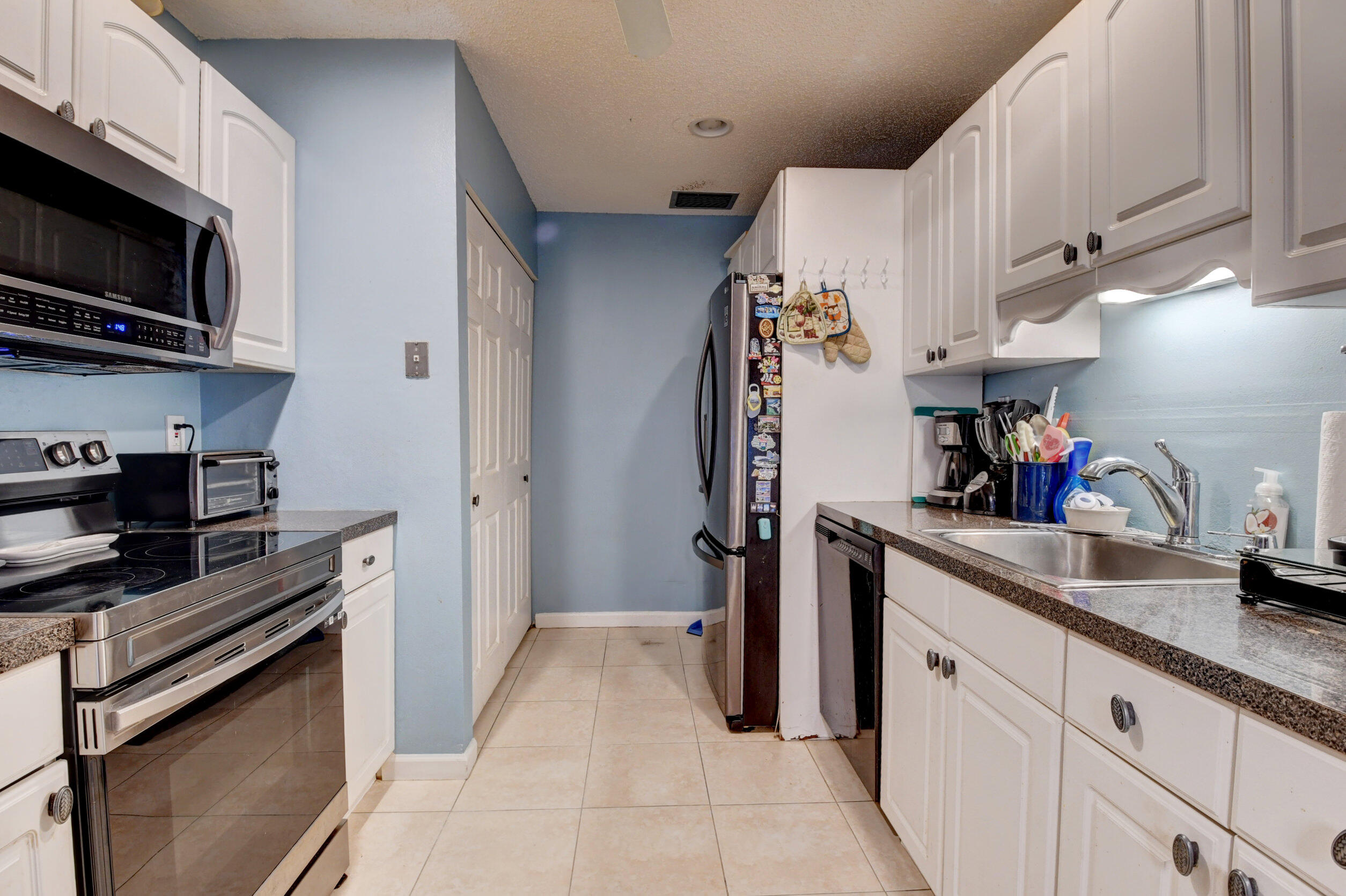 5741 Wanda Lane Delray Beach, FL 33484 - Photo 8 of 26 29_dsc_10001 (1178)_79)_80)_81)_82)