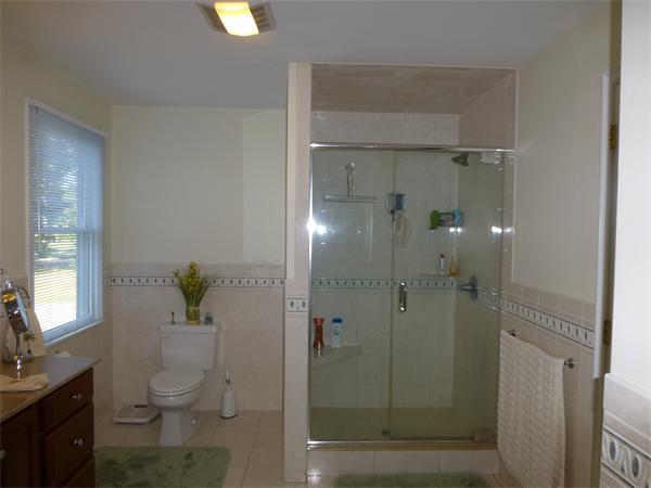 218 Rangeway Road, Unit 274 Billerica, MA 01862 - Photo 17 of 27 a bathroom with a shower a toilet and sink