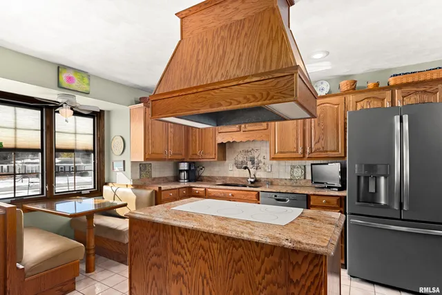 $449,900 | 2110 Highwood Avenue, Pekin, IL 61554