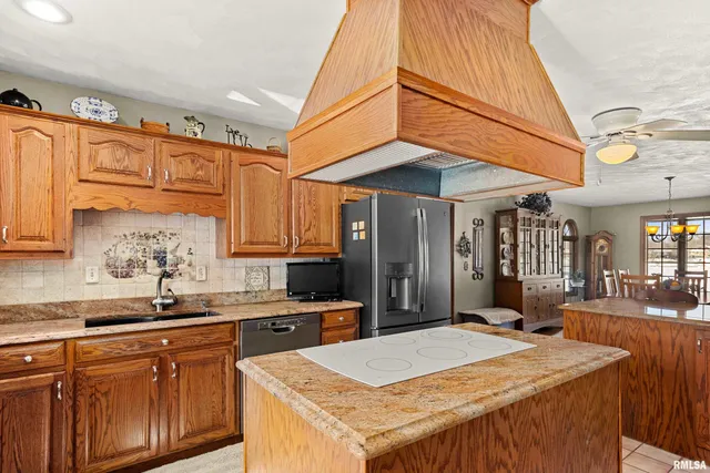 $449,900 | 2110 Highwood Avenue, Pekin, IL 61554