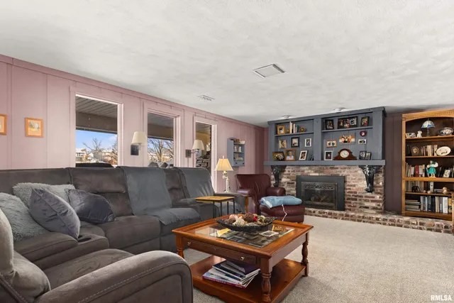 $449,900 | 2110 Highwood Avenue, Pekin, IL 61554