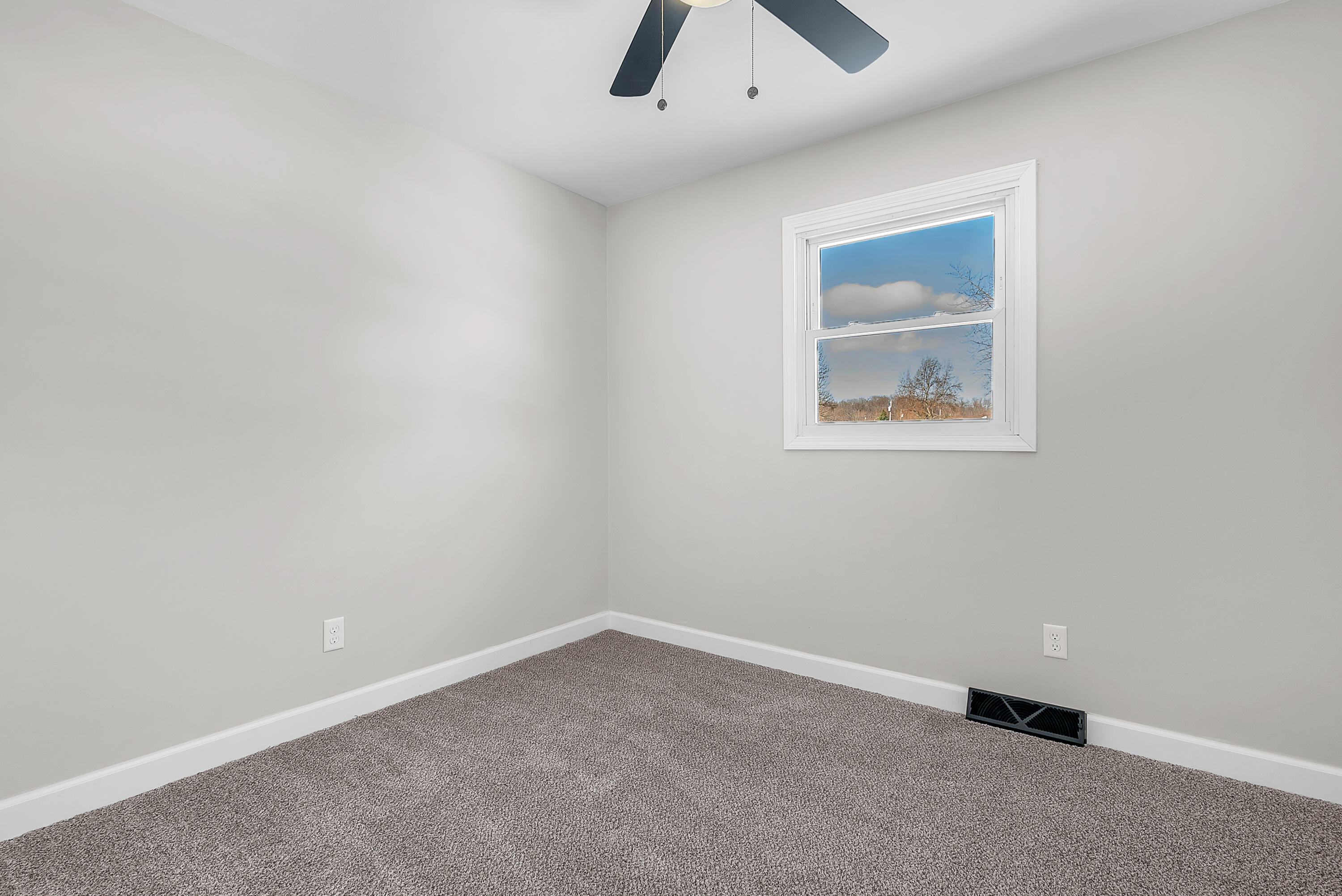 6395 Valleyview Avenue Portage, IN 46368 - Photo 10 of 20 an empty room with a window