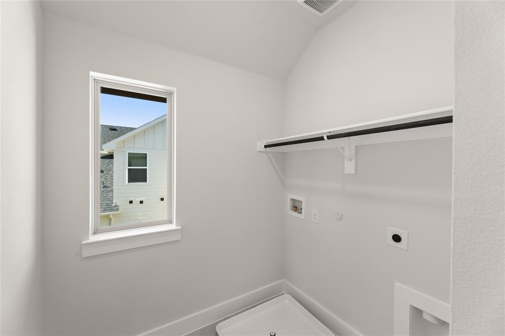 1610 Mint Road Argyle, TX 76226 - Photo 20 of 27 a bathroom that has a window in it
