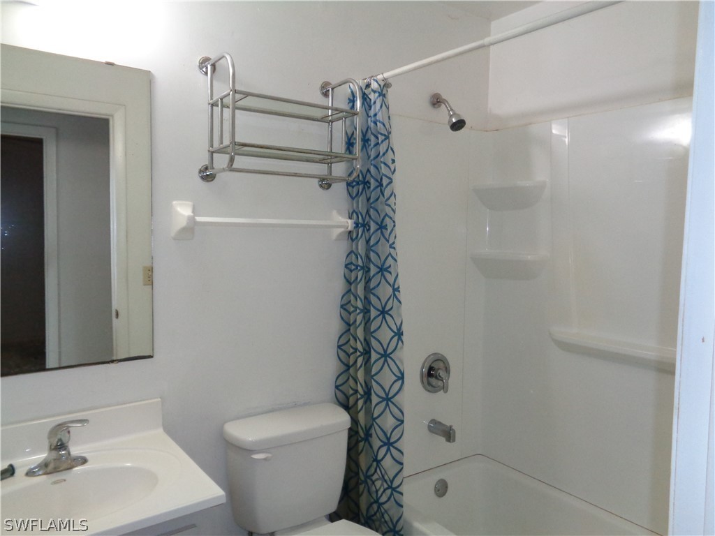 18538 Violet Road Fort Myers, FL 33967 - Photo 5 of 13 a bathroom with a toilet a sink and bathtub
