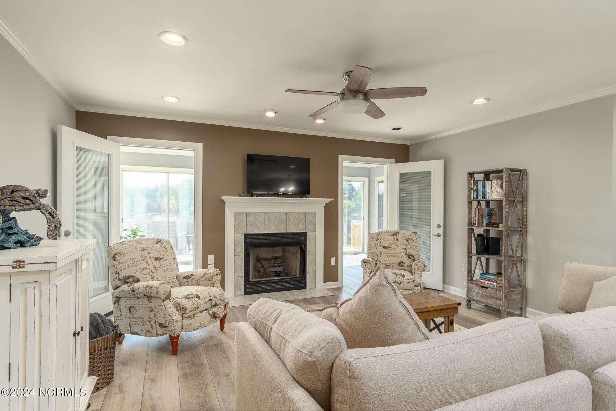 246 White Oak Bluff Road Stella, NC 28582 - Photo 12 of 65 Living Room