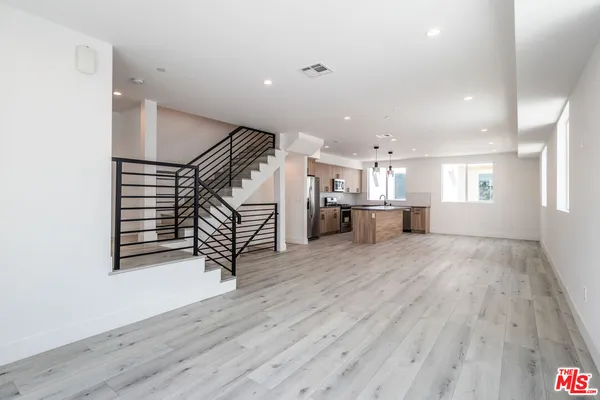 $6,000 | 4295 1/2 Tujunga Avenue, Studio City, CA 91604