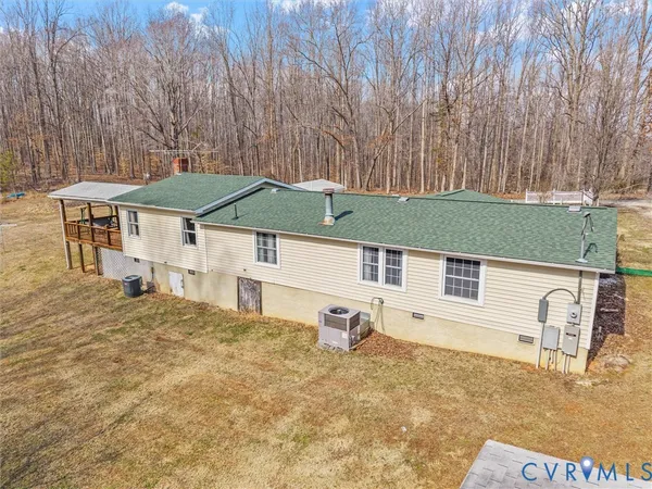 a view of a house with backyard