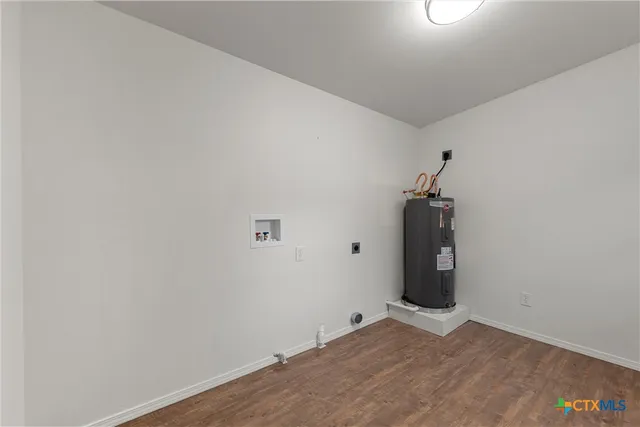 a view of a yard in the backyard