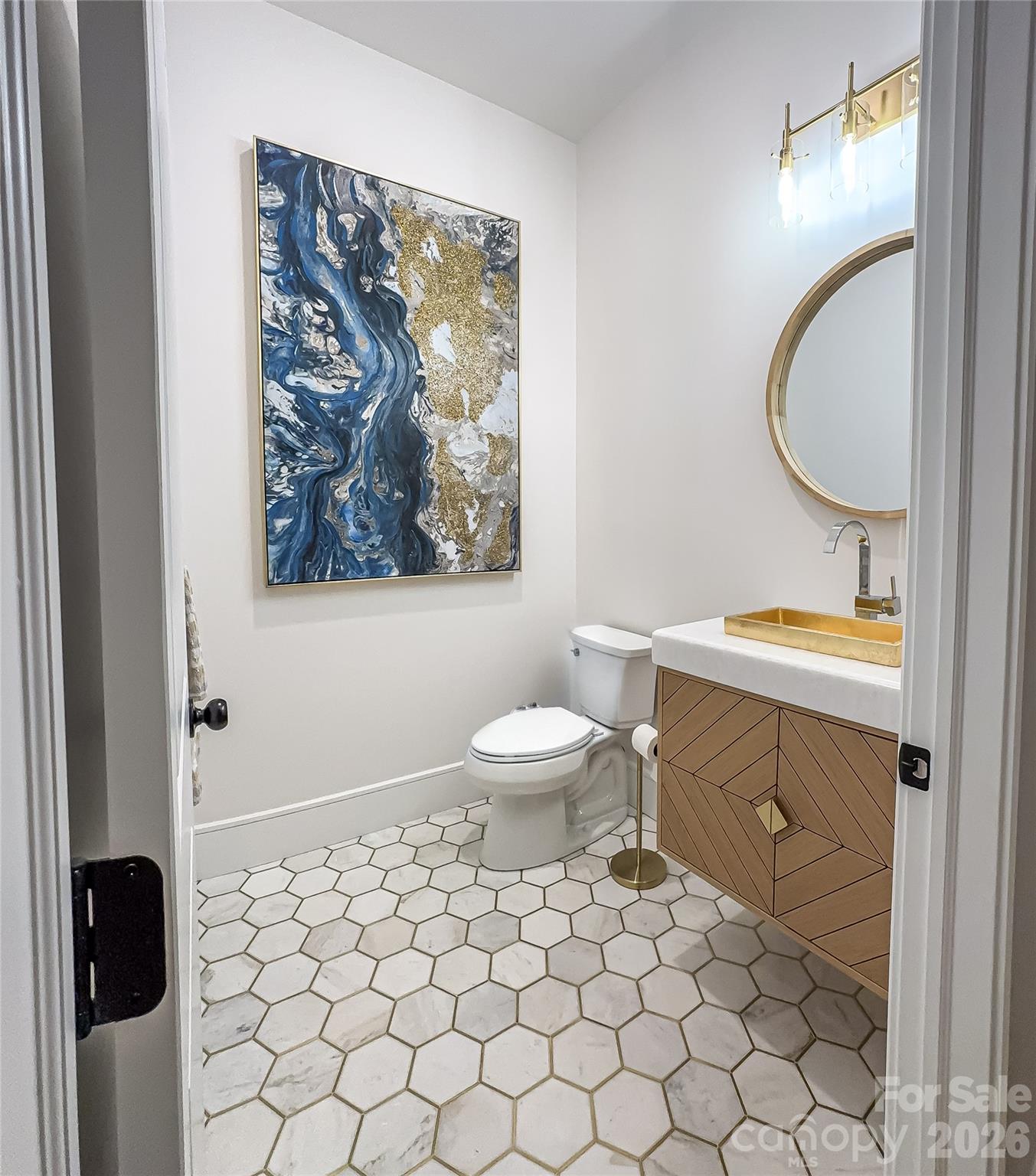 668 Players Ridge Road Hickory, NC 28601 - Photo 15 of 48 a bathroom with a toilet a sink and a mirror