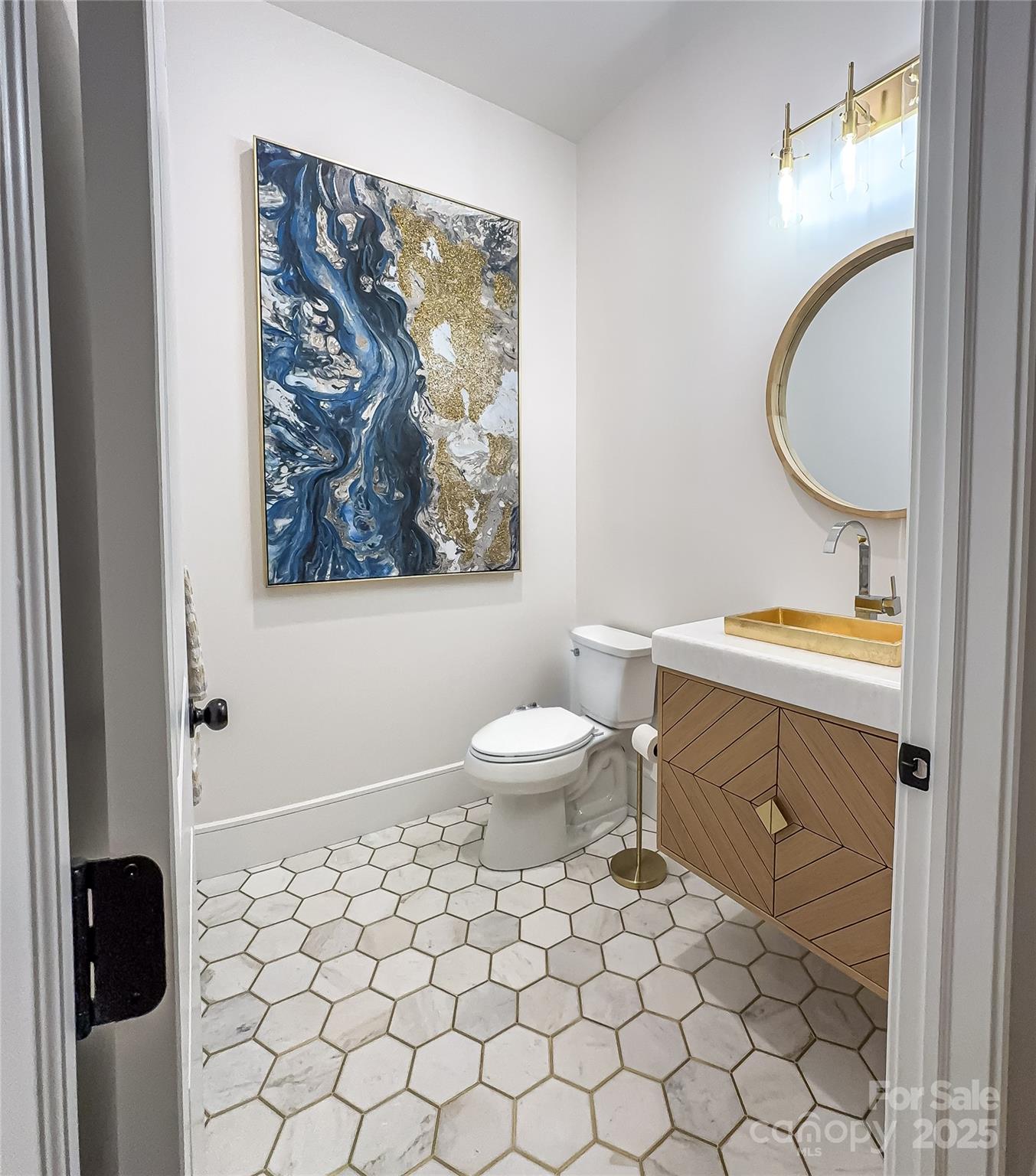 668 Players Ridge Road Hickory, NC 28601 - Photo 15 of 48 a bathroom with a toilet a sink and a mirror