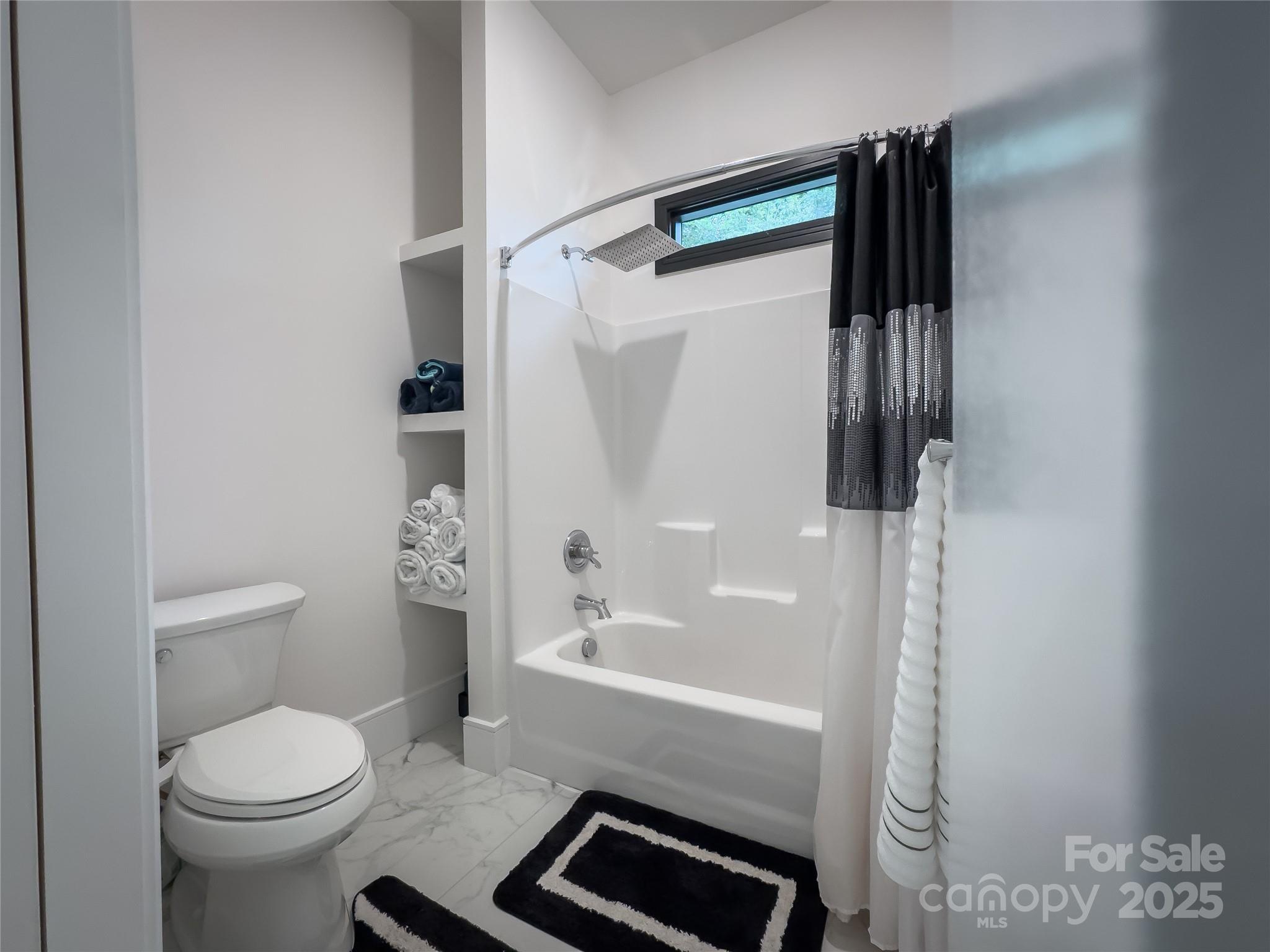 668 Players Ridge Road Hickory, NC 28601 - Photo 26 of 48 a bathroom with a toilet and a bathtub