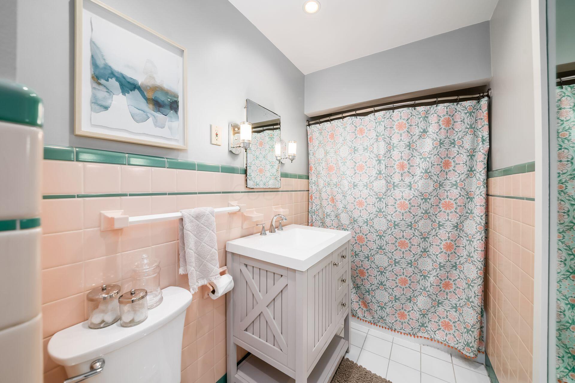 2470 Dorset Road Columbus, OH 43221 - Photo 29 of 52 En suite
