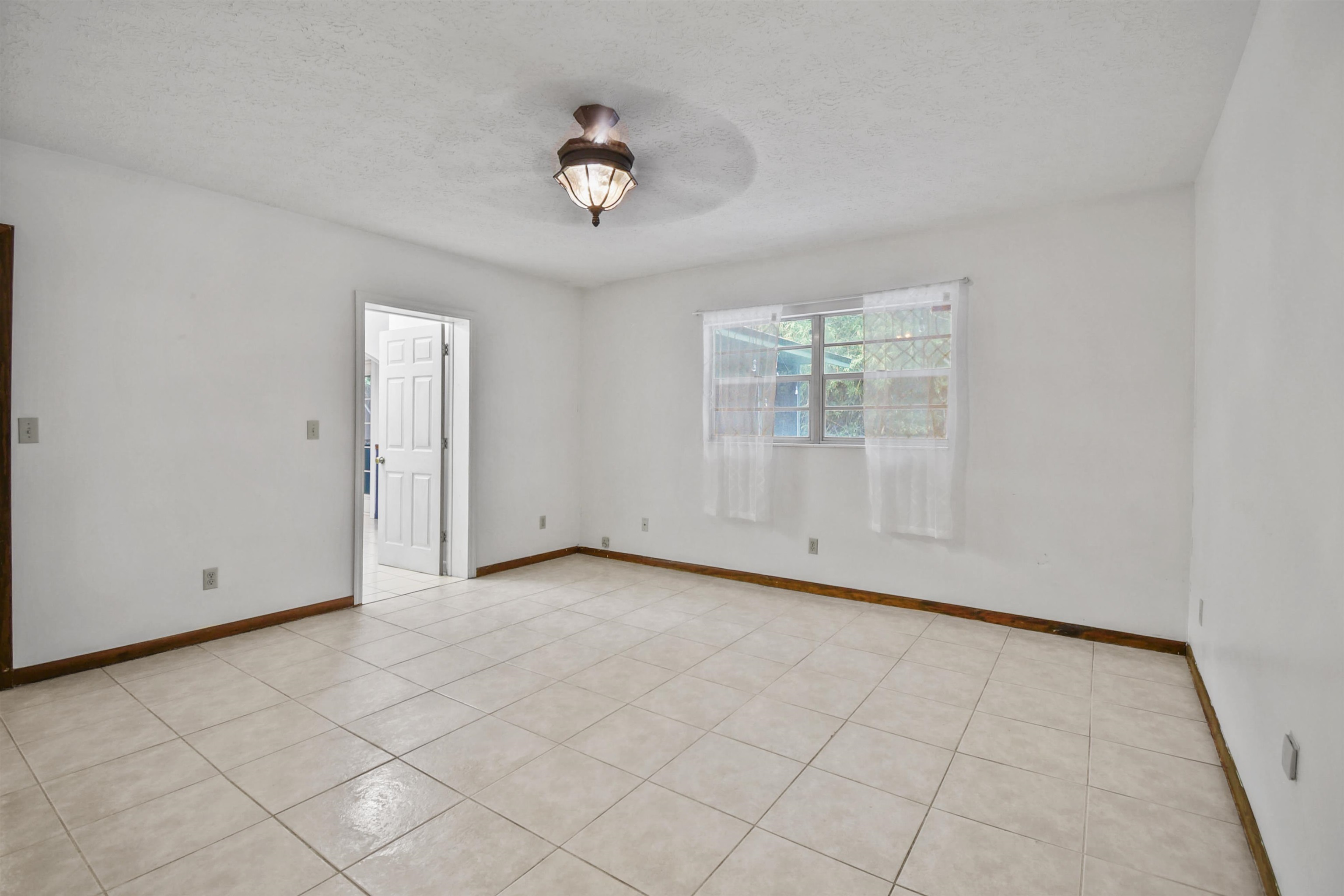 200 Theodore Street St. Augustine, FL 32084 - Photo 17 of 22 an empty room with windows