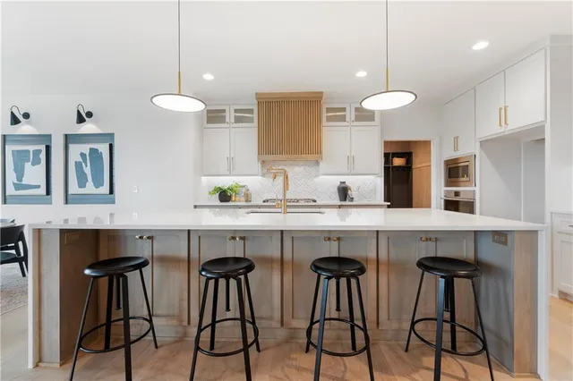 $1,264,000 | 10675 West 142nd Terrace, Overland Park, KS 66221