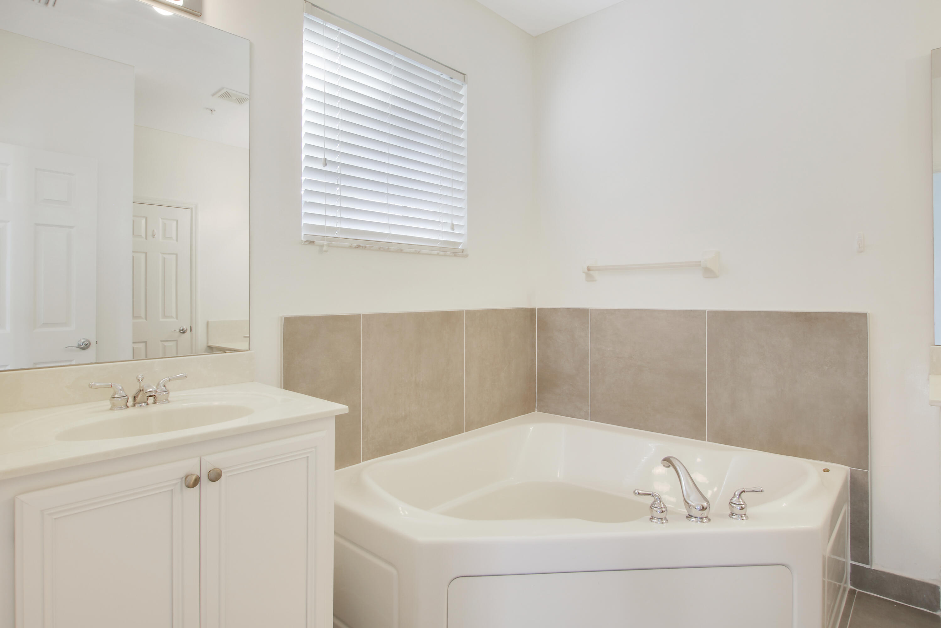 108 Locustberry Lane, Unit 105 Jupiter, FL 33458 - Photo 26 of 36 Master Bathroom