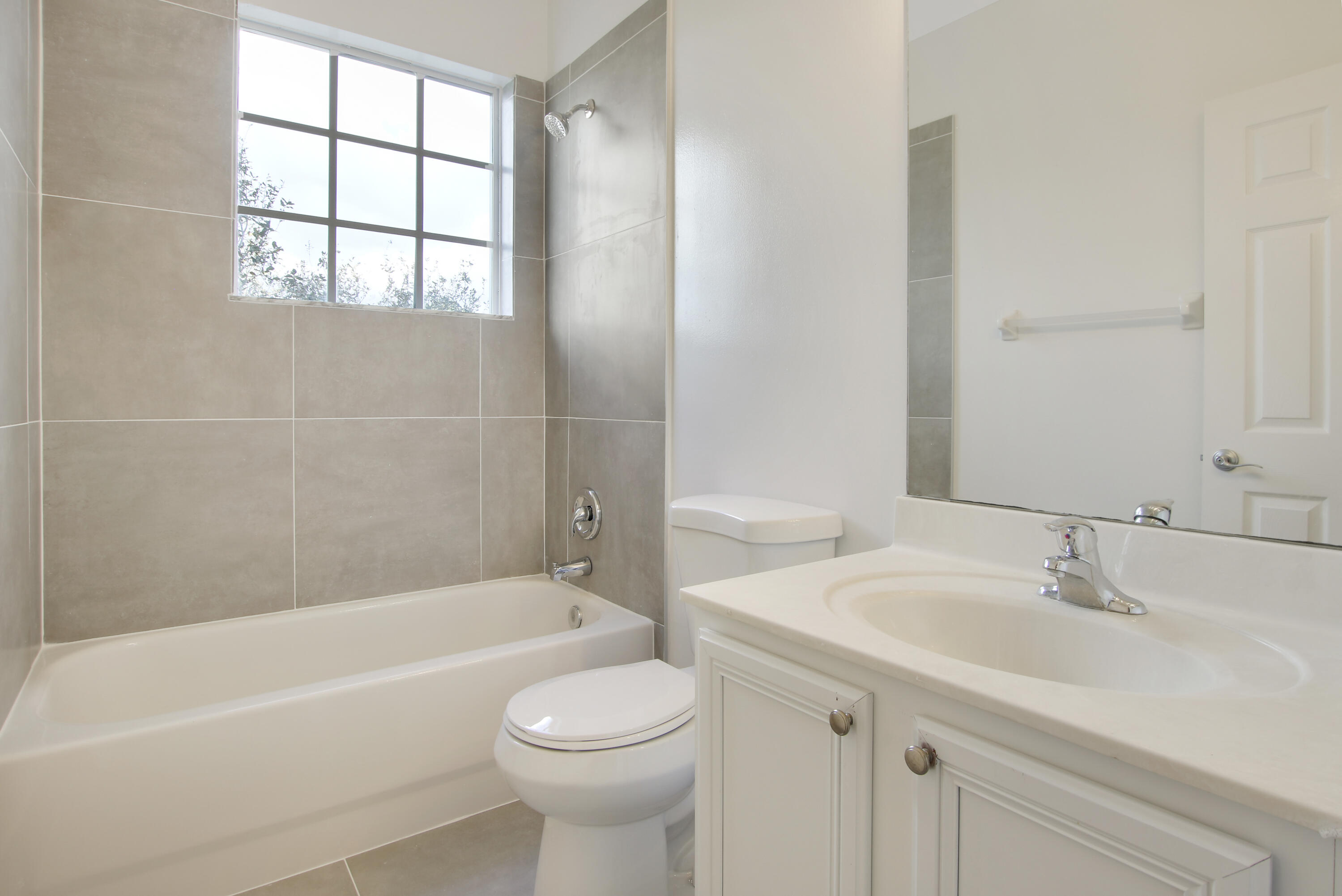 108 Locustberry Lane, Unit 105 Jupiter, FL 33458 - Photo 28 of 36 Guest Bathroom