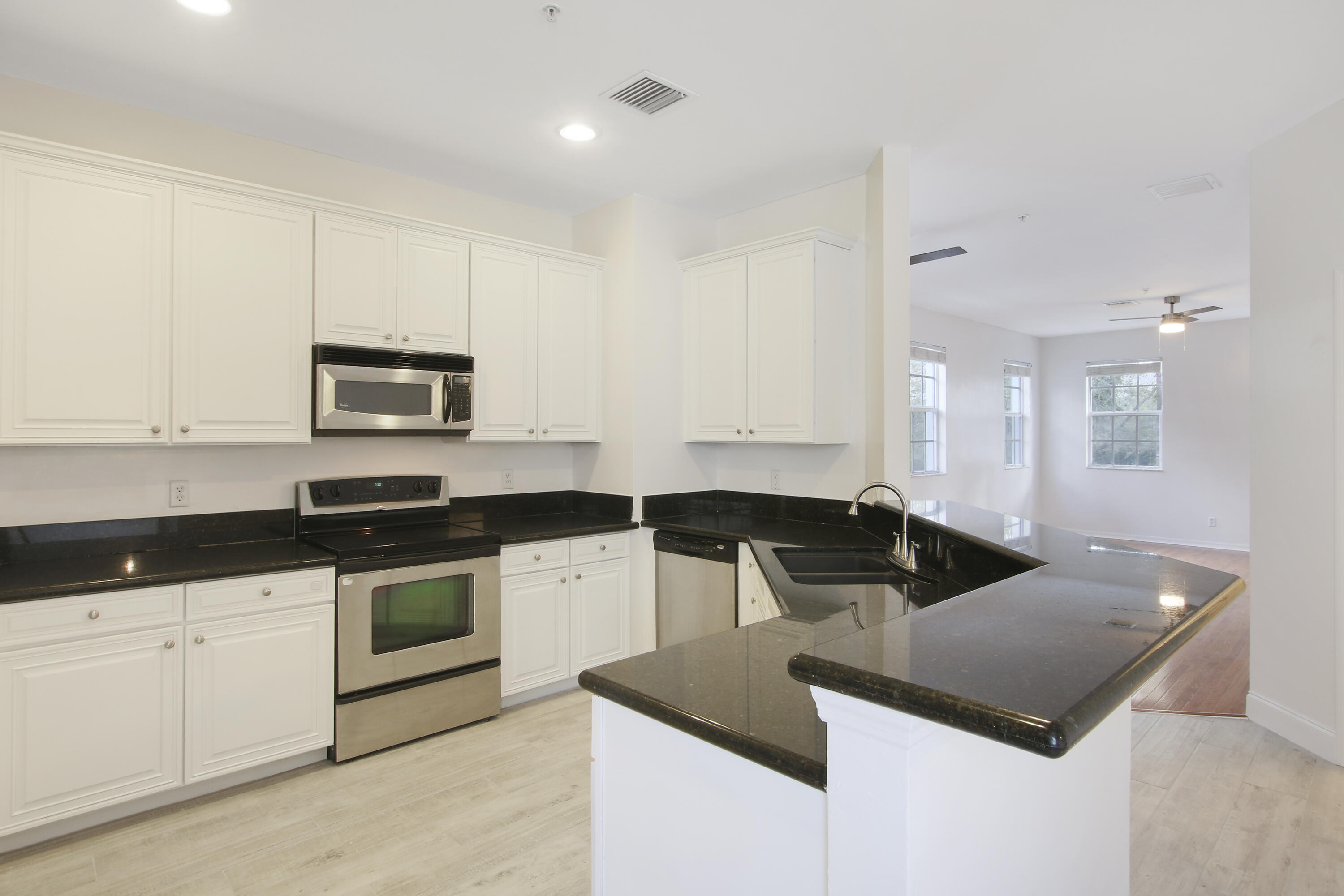 108 Locustberry Lane, Unit 105 Jupiter, FL 33458 - Photo 7 of 36 Kitchen