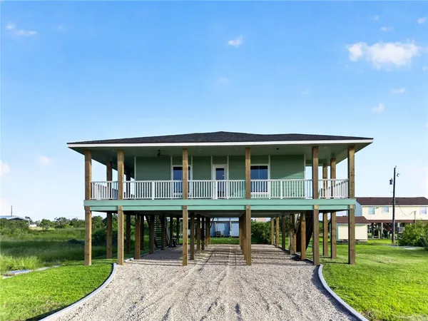 $495,000 | 130 West Glen Oak Lane, Rockport, TX 78382