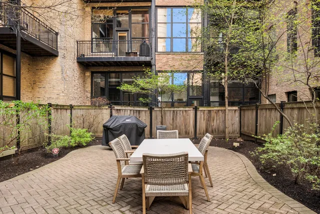 $320,000 | 226 North Clinton Street, Unit 510, Chicago, IL 60661