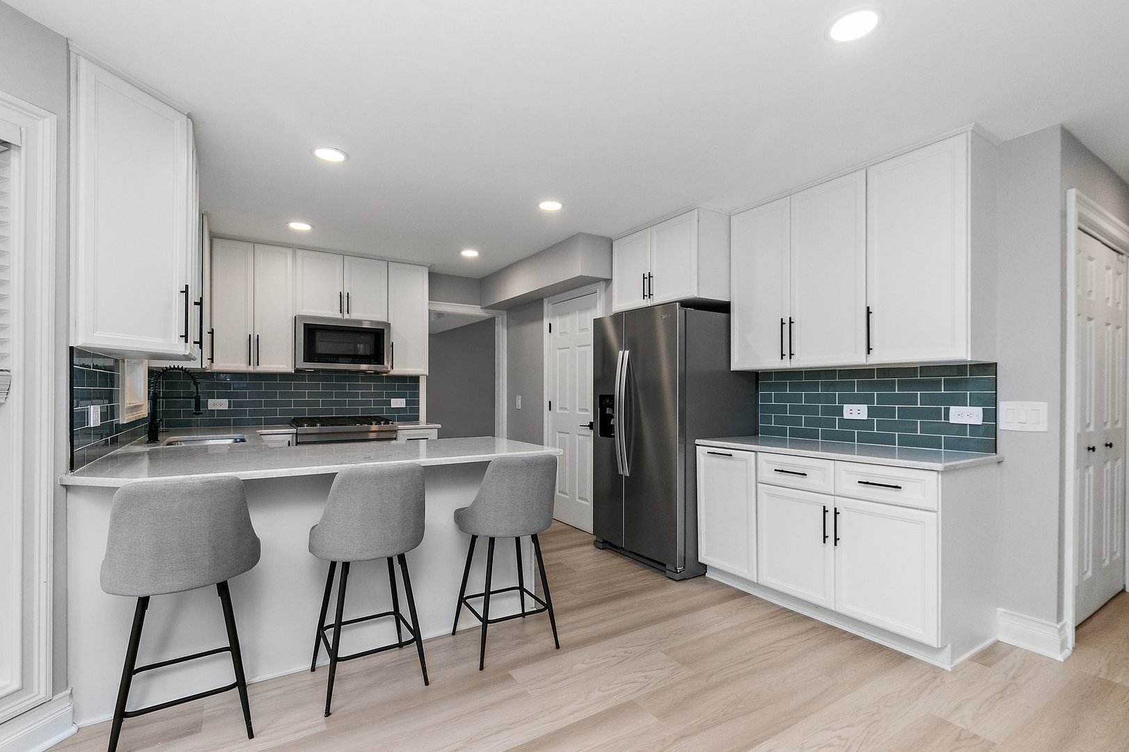 810 Woodland Road Wauconda, IL 60084 - Photo 3 of 31