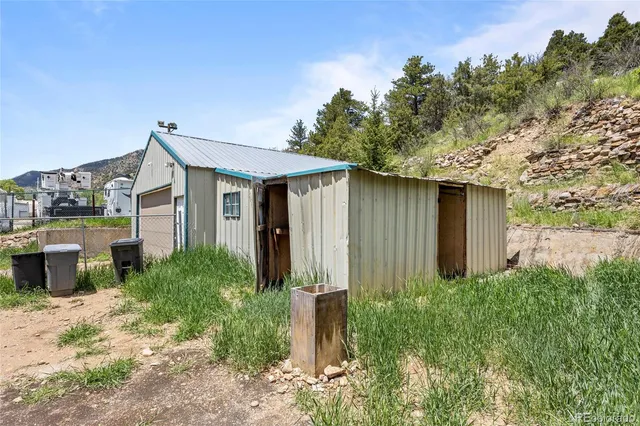 a view of a house with a yard and plants