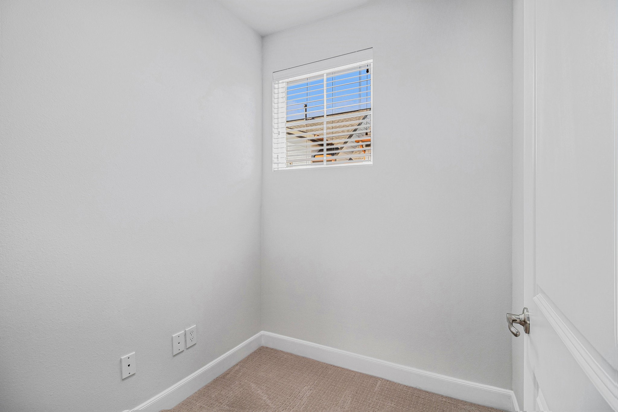 9573 Neuens Road, Unit A Houston, TX 77080 - Photo 20 of 22 a small space with a window