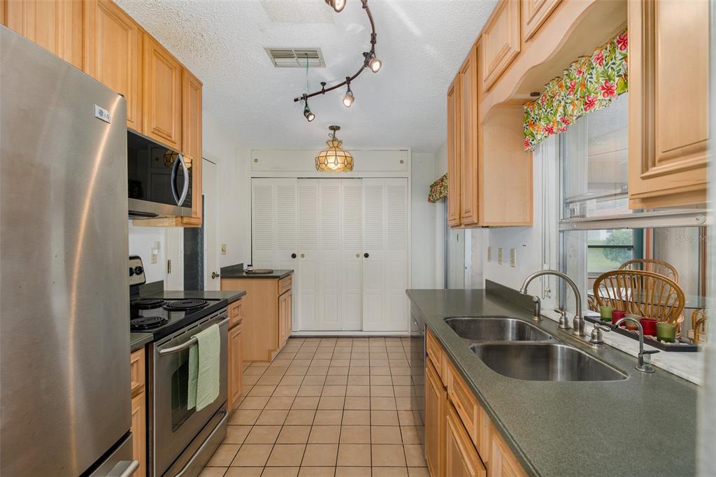 11334 Stansberry Drive Port Richey, FL 34668 - Photo 4 of 37