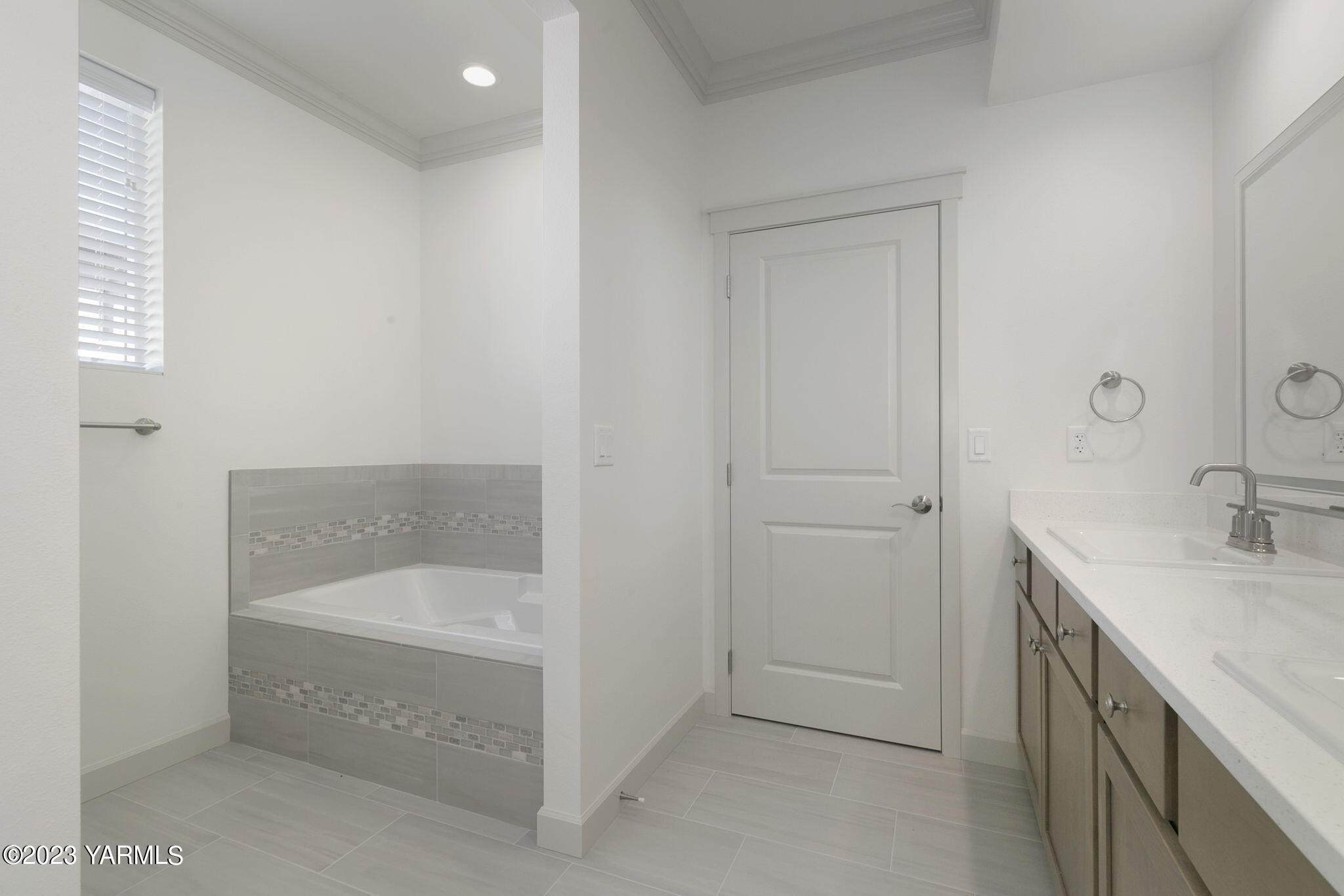 7201 Vista Ridge Avenue Yakima, WA 98903 - Photo 17 of 25 a bathroom with a tub sink and mirror