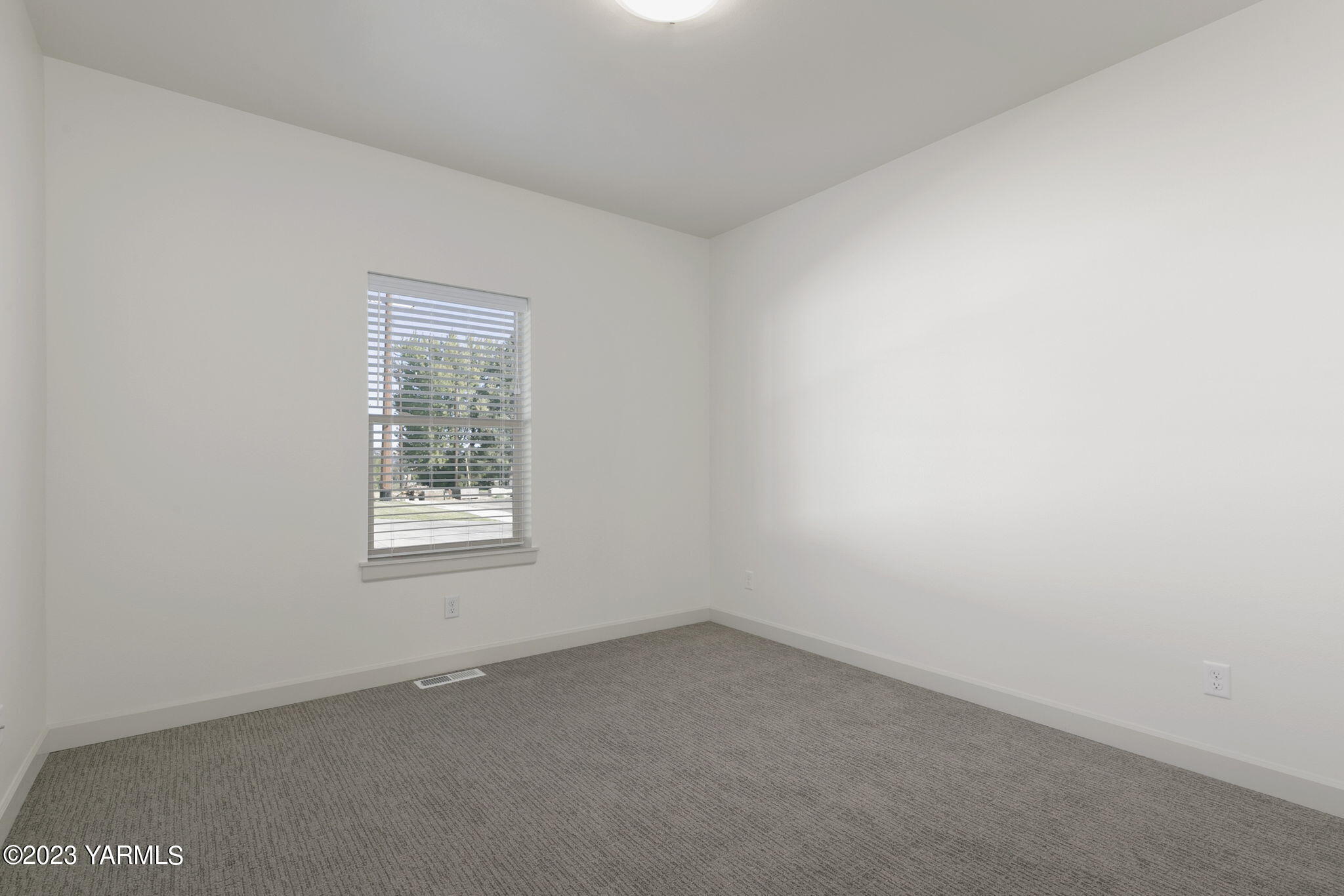 7201 Vista Ridge Avenue Yakima, WA 98903 - Photo 19 of 25 an empty room with a window