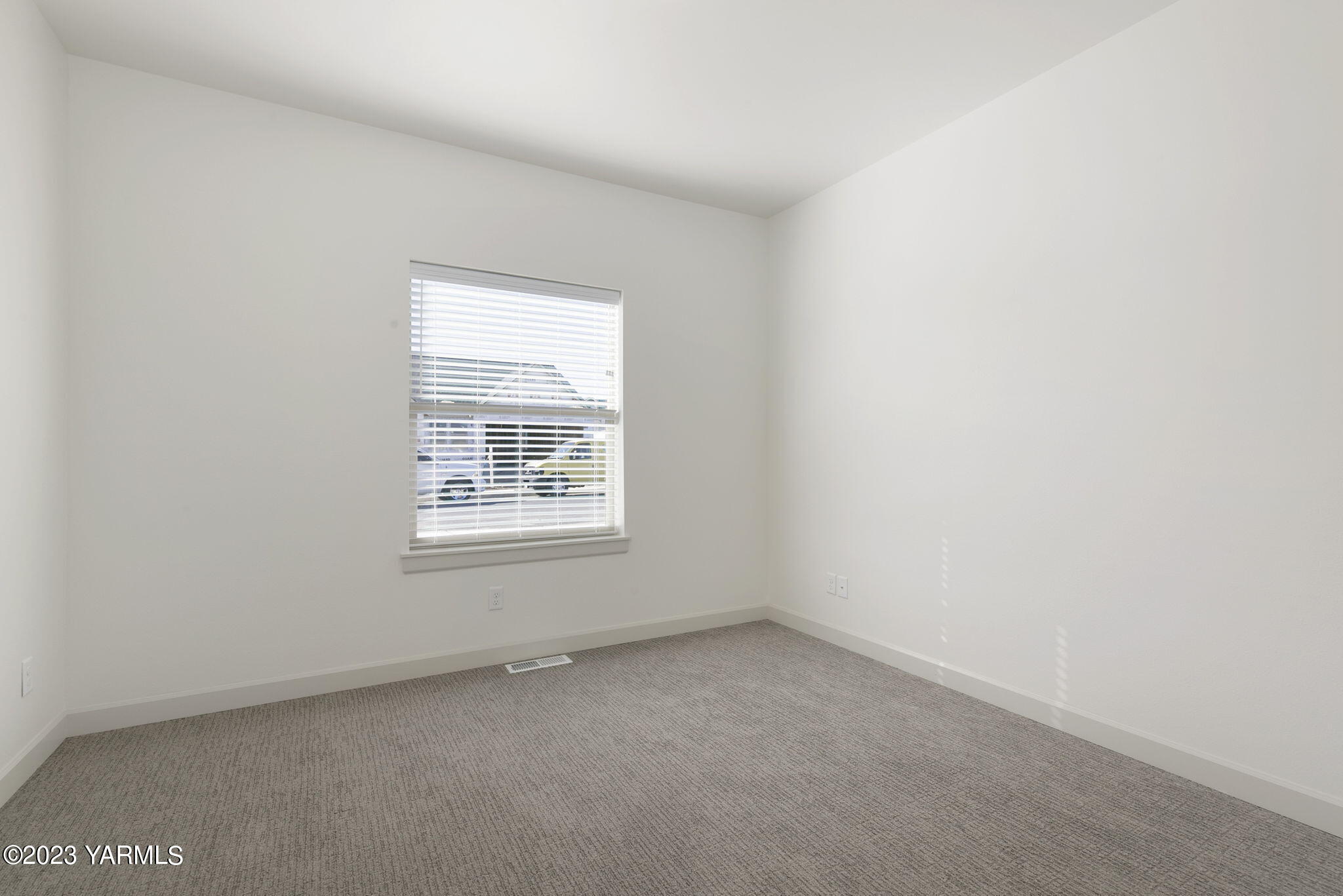 7201 Vista Ridge Avenue Yakima, WA 98903 - Photo 21 of 25 an empty room with a window