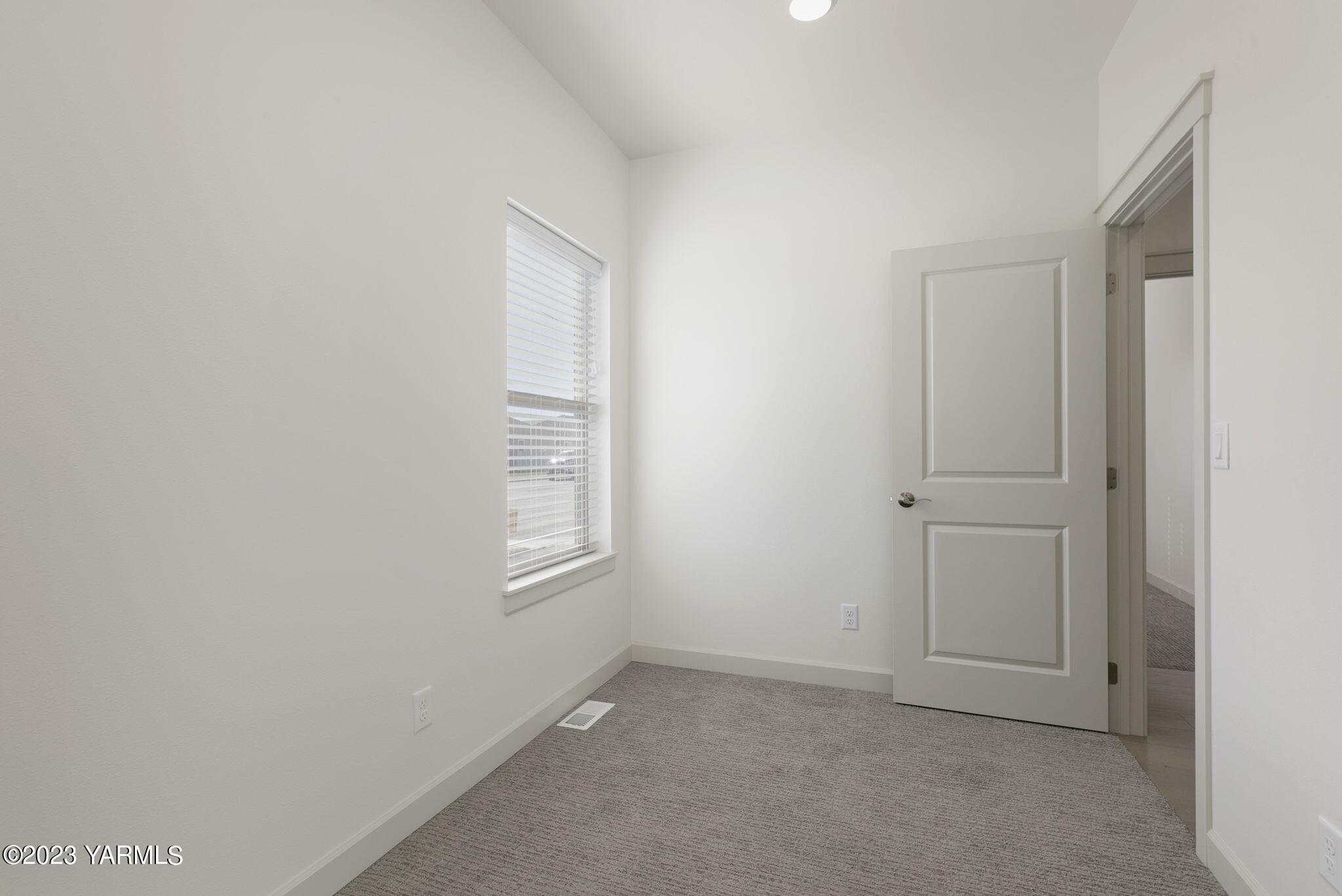 7201 Vista Ridge Avenue Yakima, WA 98903 - Photo 23 of 25 an empty room with windows