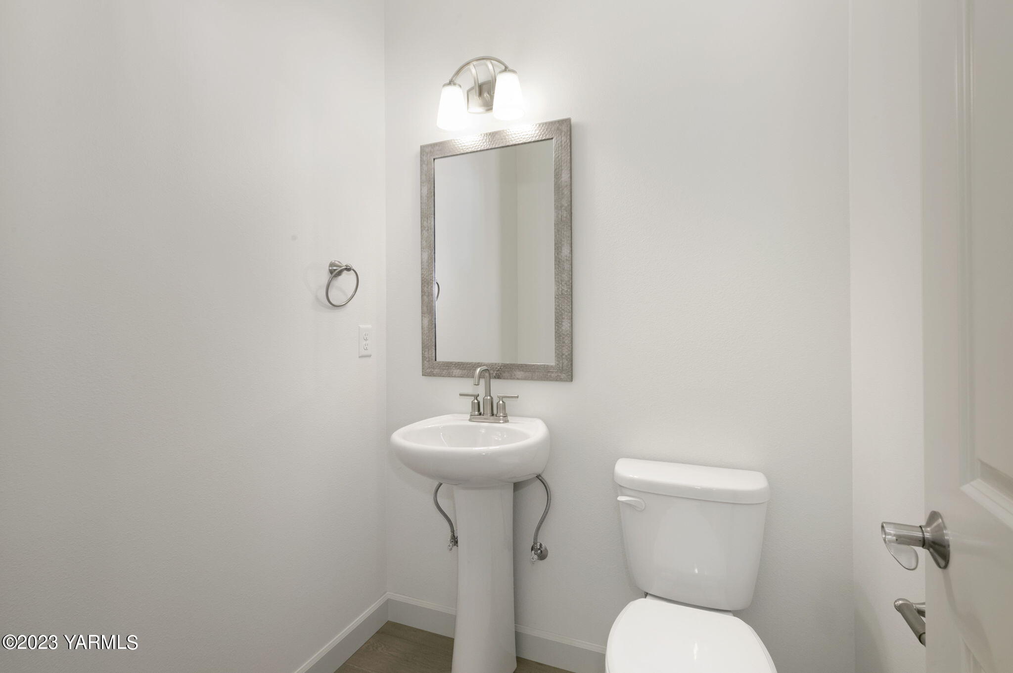 7201 Vista Ridge Avenue Yakima, WA 98903 - Photo 25 of 25 a bathroom with a toilet sink and mirror