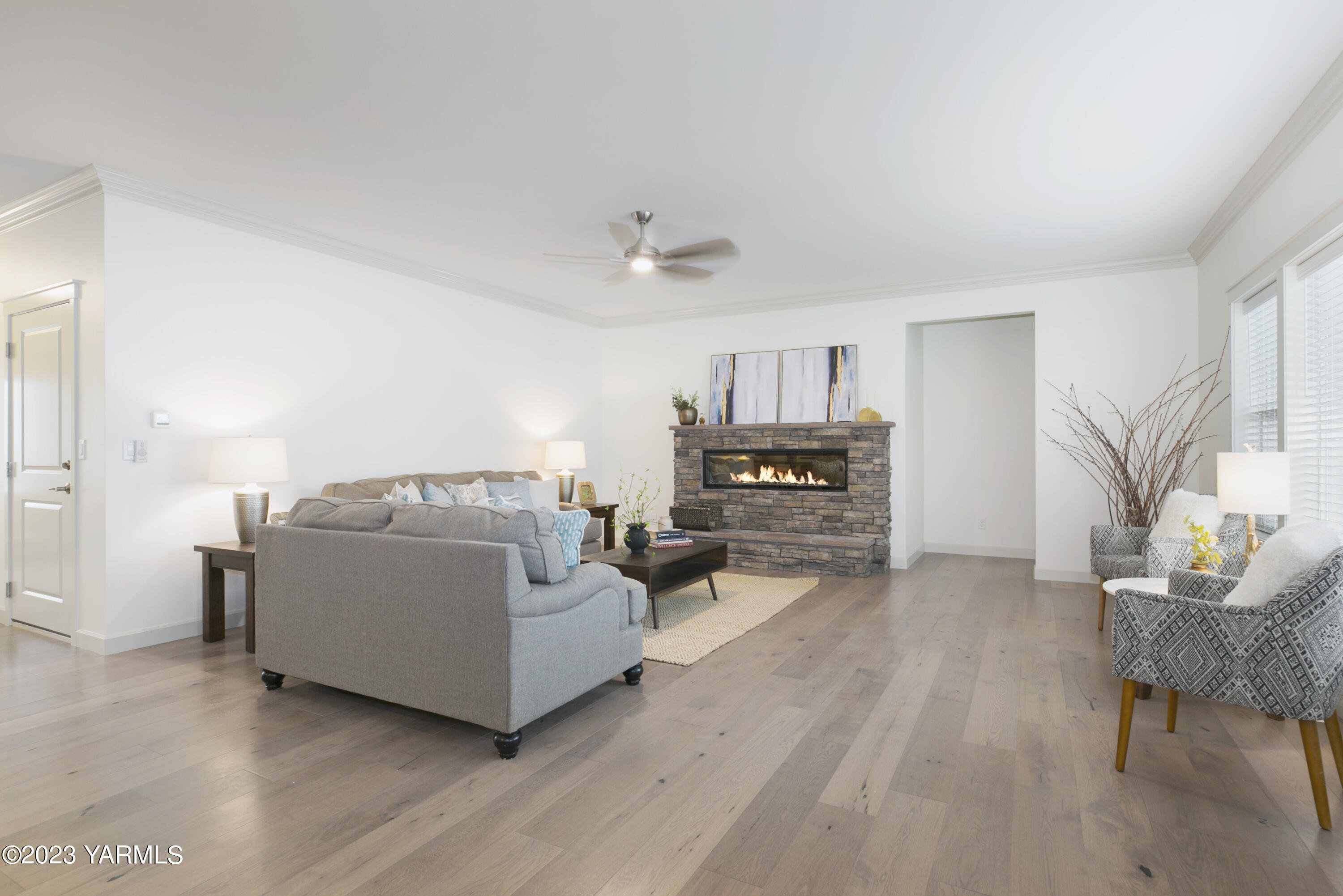 7201 Vista Ridge Avenue Yakima, WA 98903 - Photo 5 of 25 a living room with furniture and a wooden floor