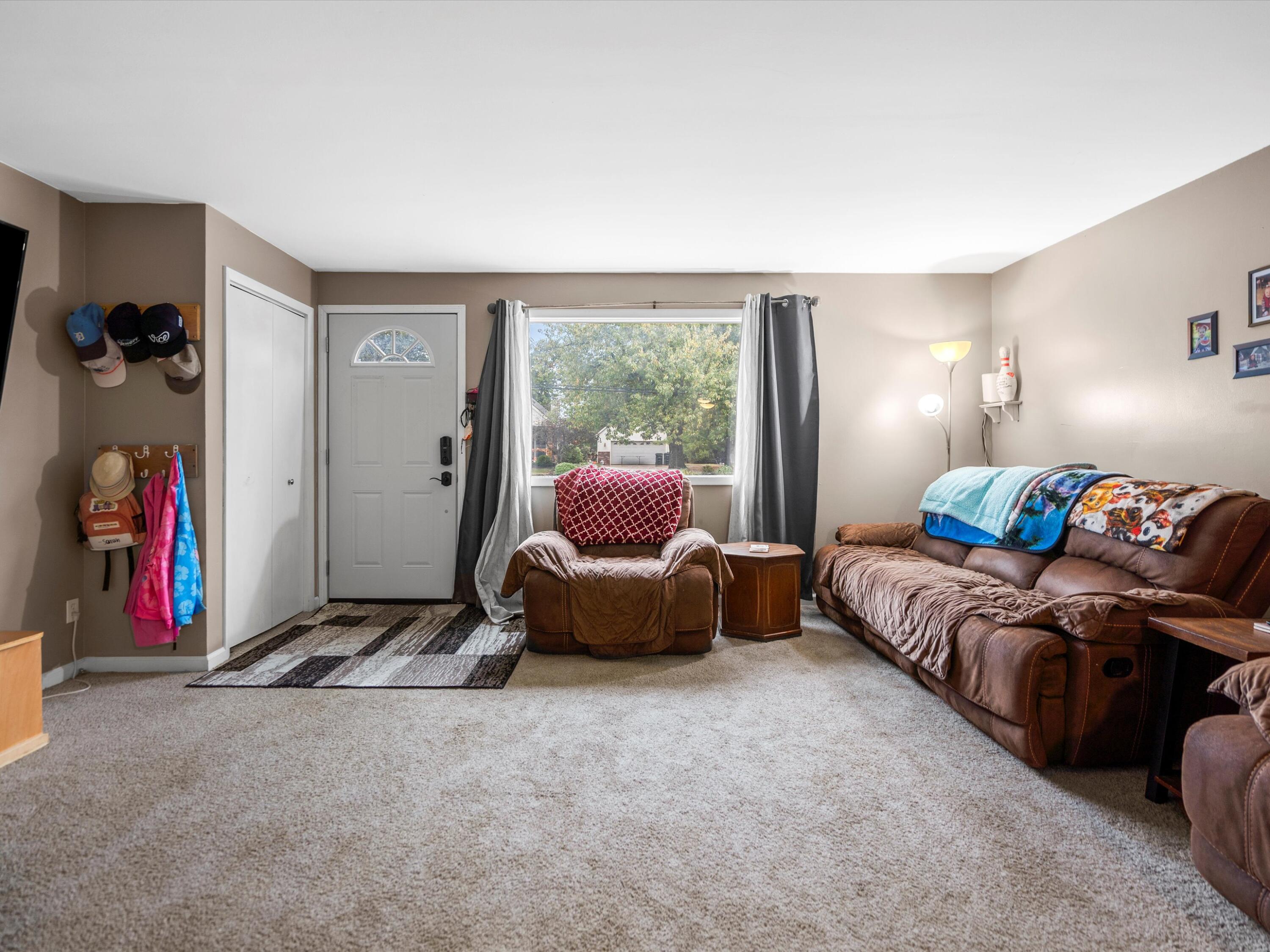 449 Joslyn Road Lake Orion, MI 48362 - Photo 3 of 19 03-DSC04233