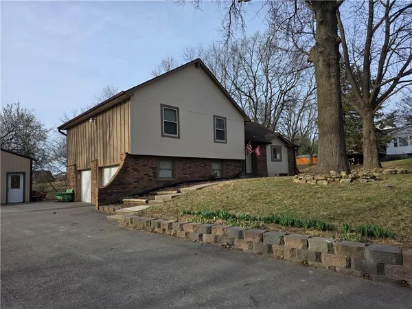 $315,000 | 1818 Hilltop Drive, Country Club, MO 64505